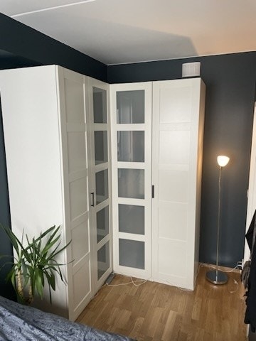 Romslig garderobeløsning fra IKEA Galleribilde