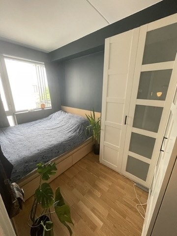 Soverom med oppbevaringsmuligheter under sengen Galleribilde