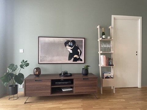 Tv-sone. soverom til høyre i bildet. Leiligheten har plassbesparende skyvedører Galleribilde