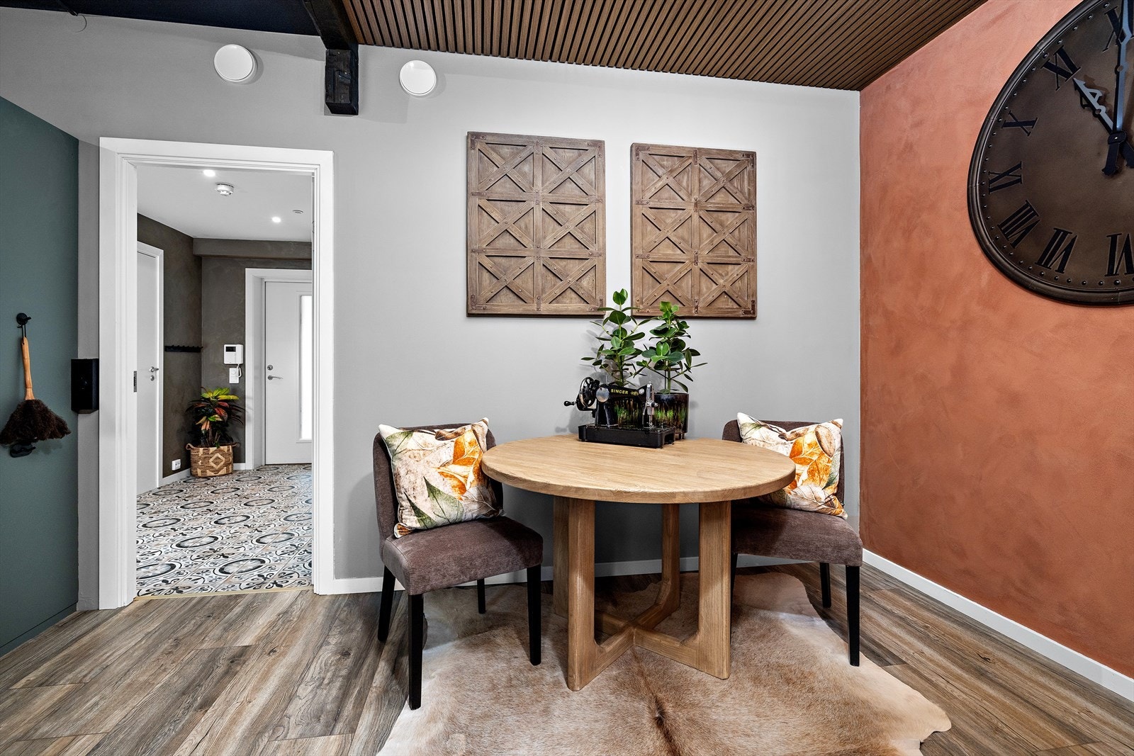 Det er plass til spisebord i tilknytning til kjøkkenet Galleribilde