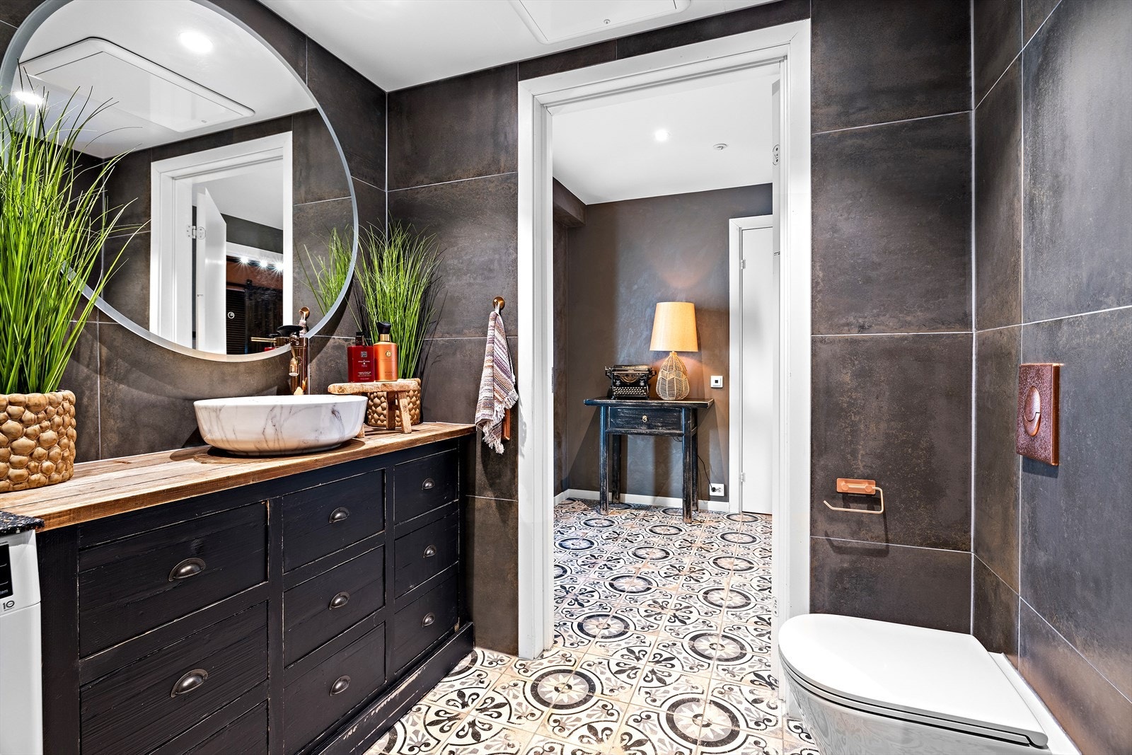 Lekkert baderom fra 2020, oppgradert med flis på flis, innredning og armaturer i 2023 Galleribilde