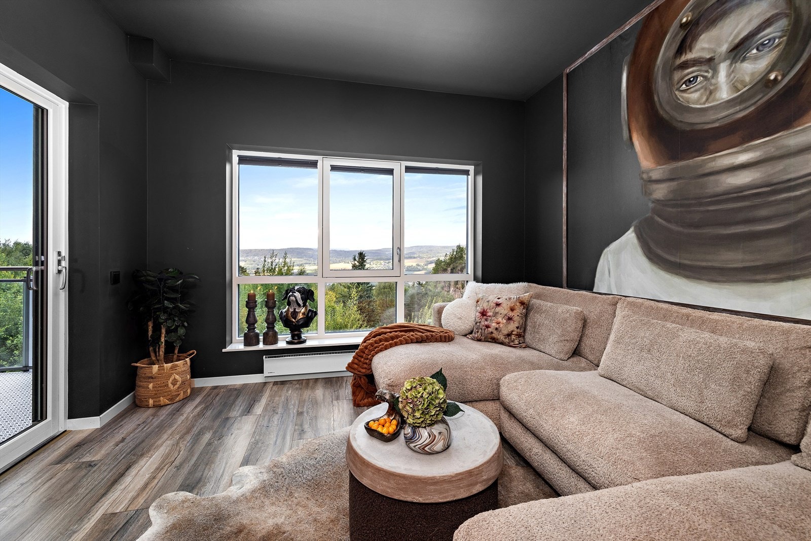 Lun og innbydende leilighet med godt lysinnslipp og flott utsikt også innendørs. Galleribilde