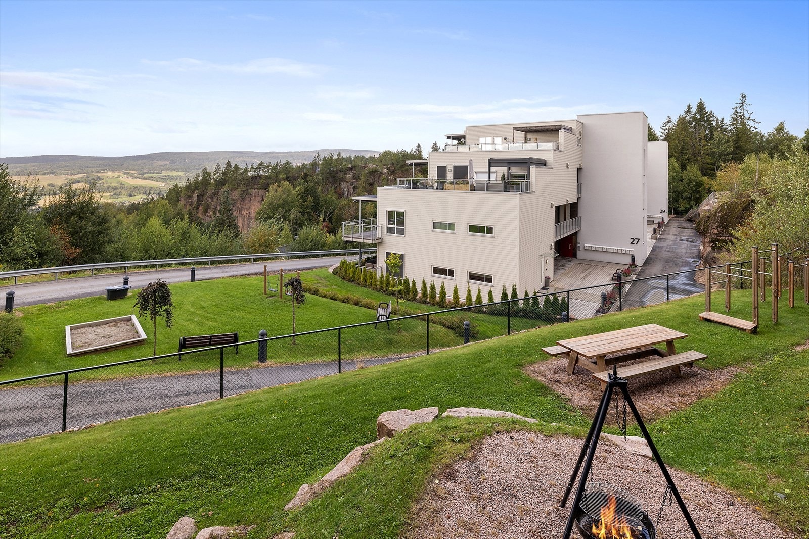 Fine fellesområder med grillplass, sitteområde og lekeplass Galleribilde