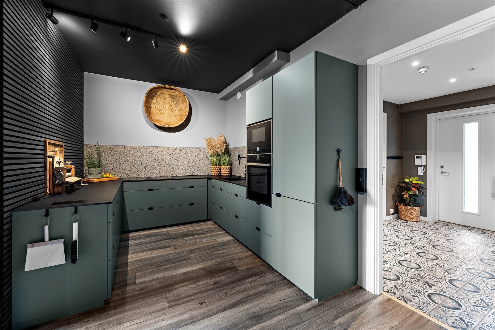 Toppmoderne kjøkken oppgradert etter 2020, med innredning fra Kvik Galleribilde