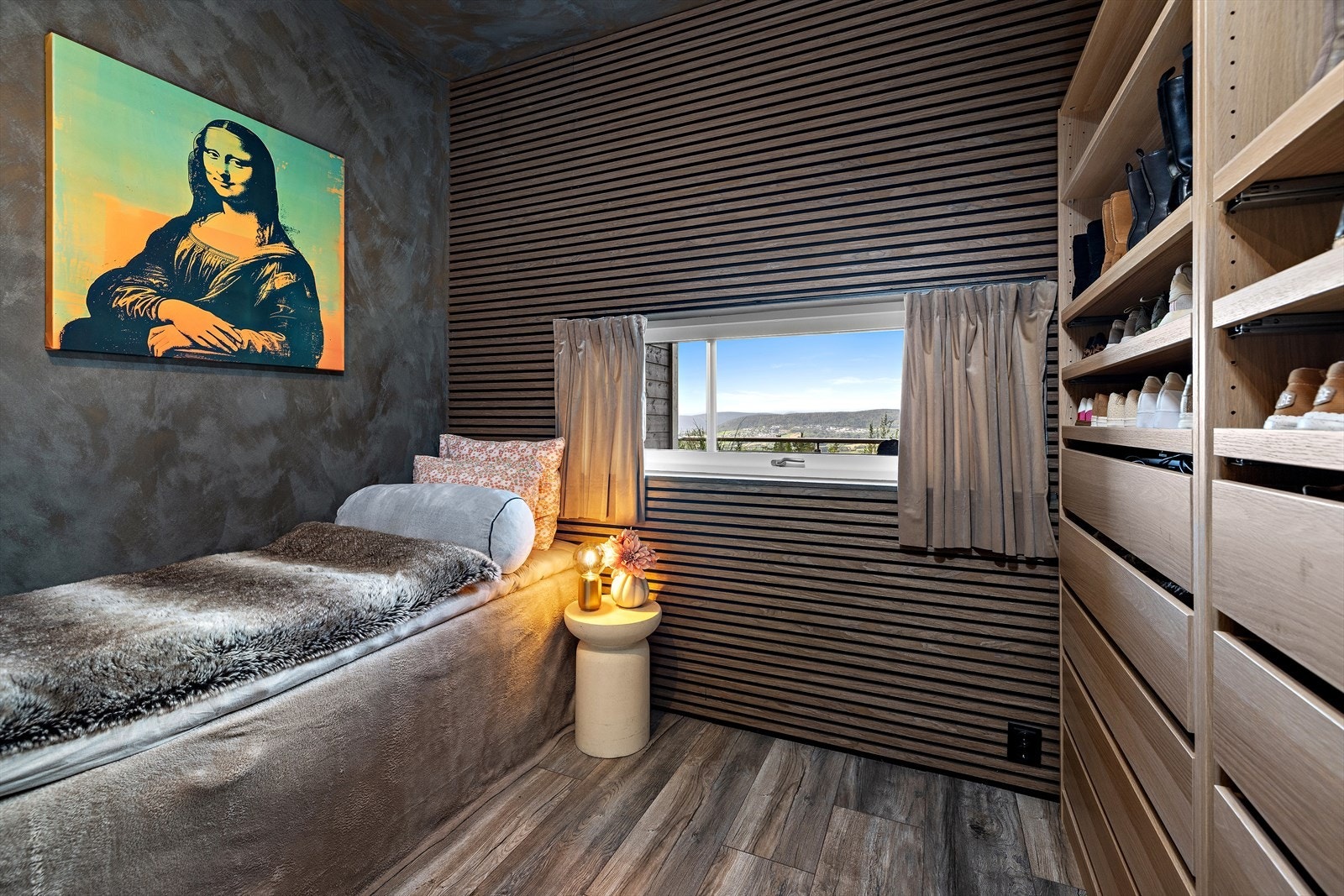 Soverommene er malt i rolige toner og åpen garderobeløsning Galleribilde