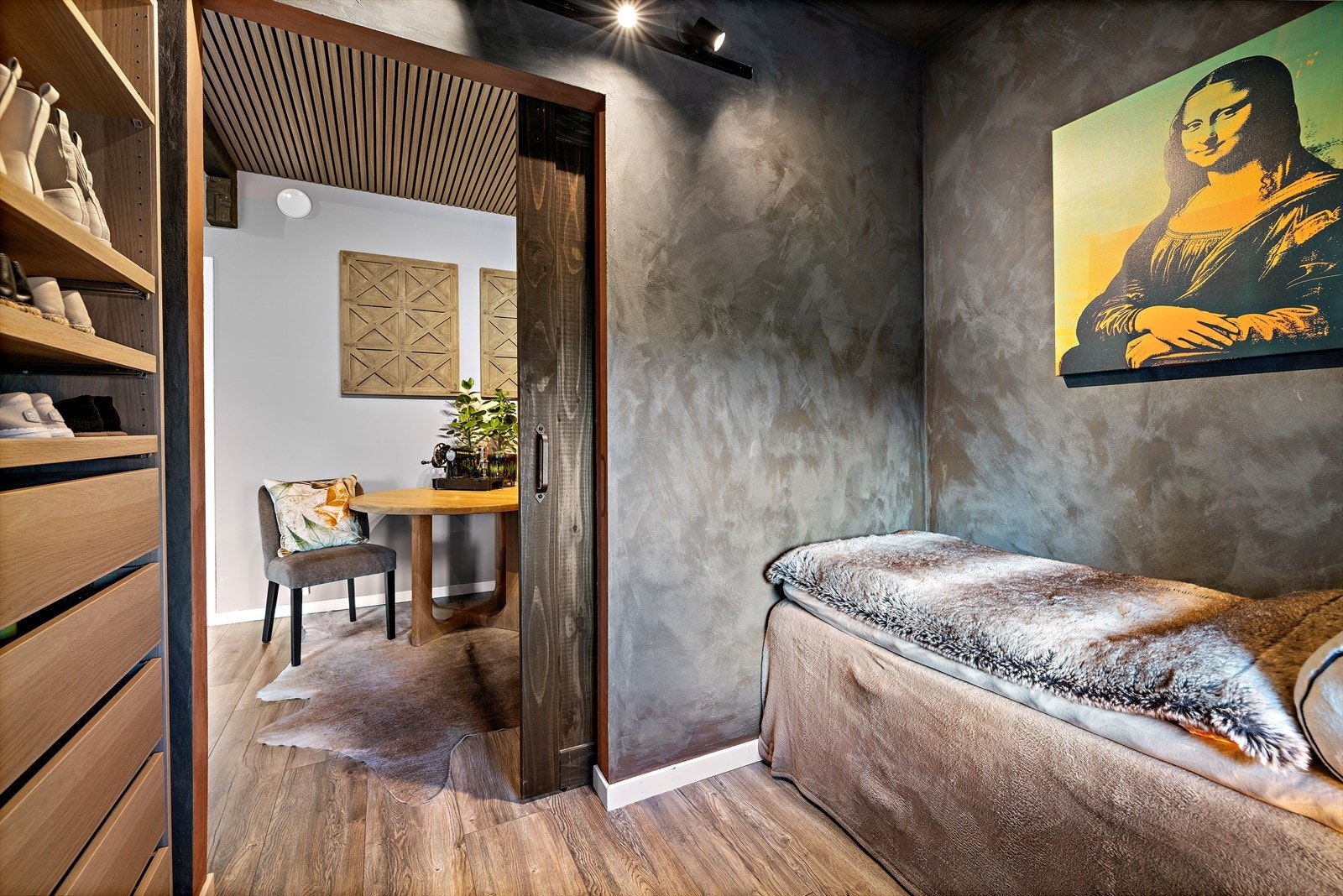 Leiligheten har 2 fine soverom, begge med plass til seng og nattbord Galleribilde