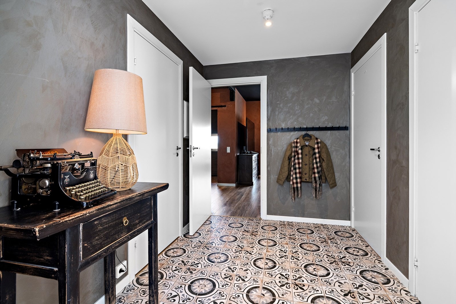 Stor og innbydende entré med stilige fliser, varmekabler i gulvet og downlights i taket Galleribilde