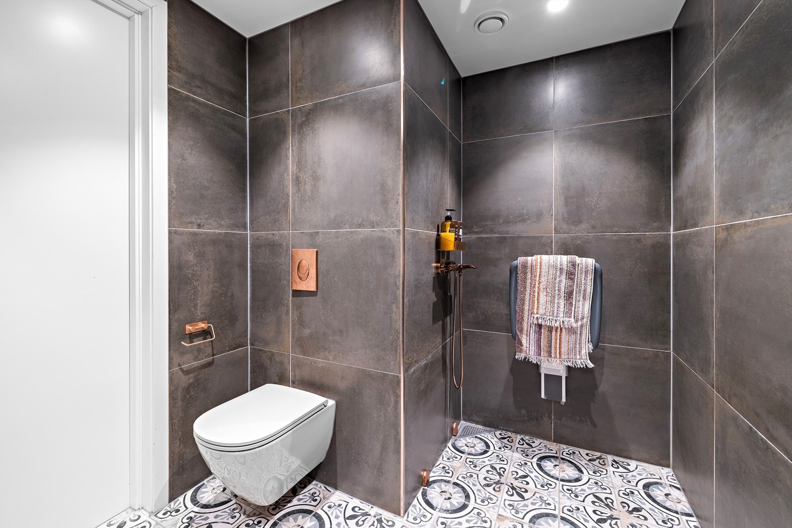 Badet har varmekabler i gulvet, downlights i taket og mekanisk avtrekk Galleribilde