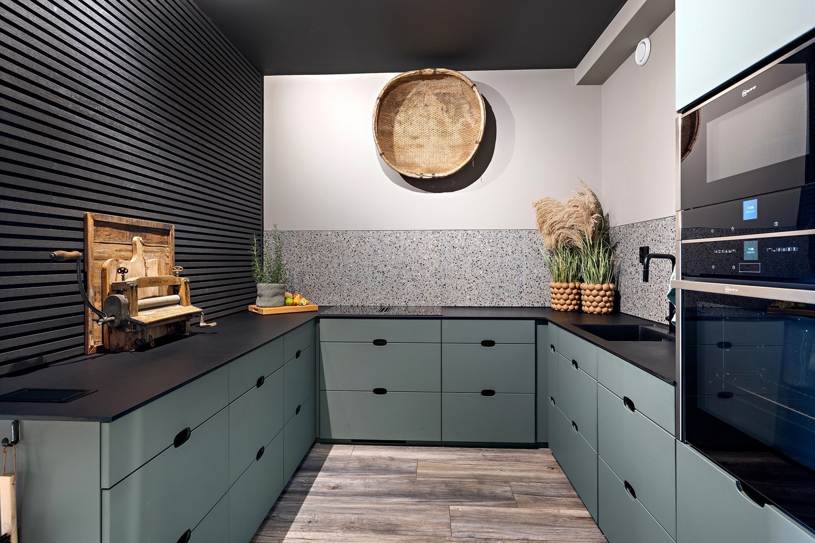 Kjøkkenet er komplett utstyrt med integrerte hvitevarer som medfølger Galleribilde