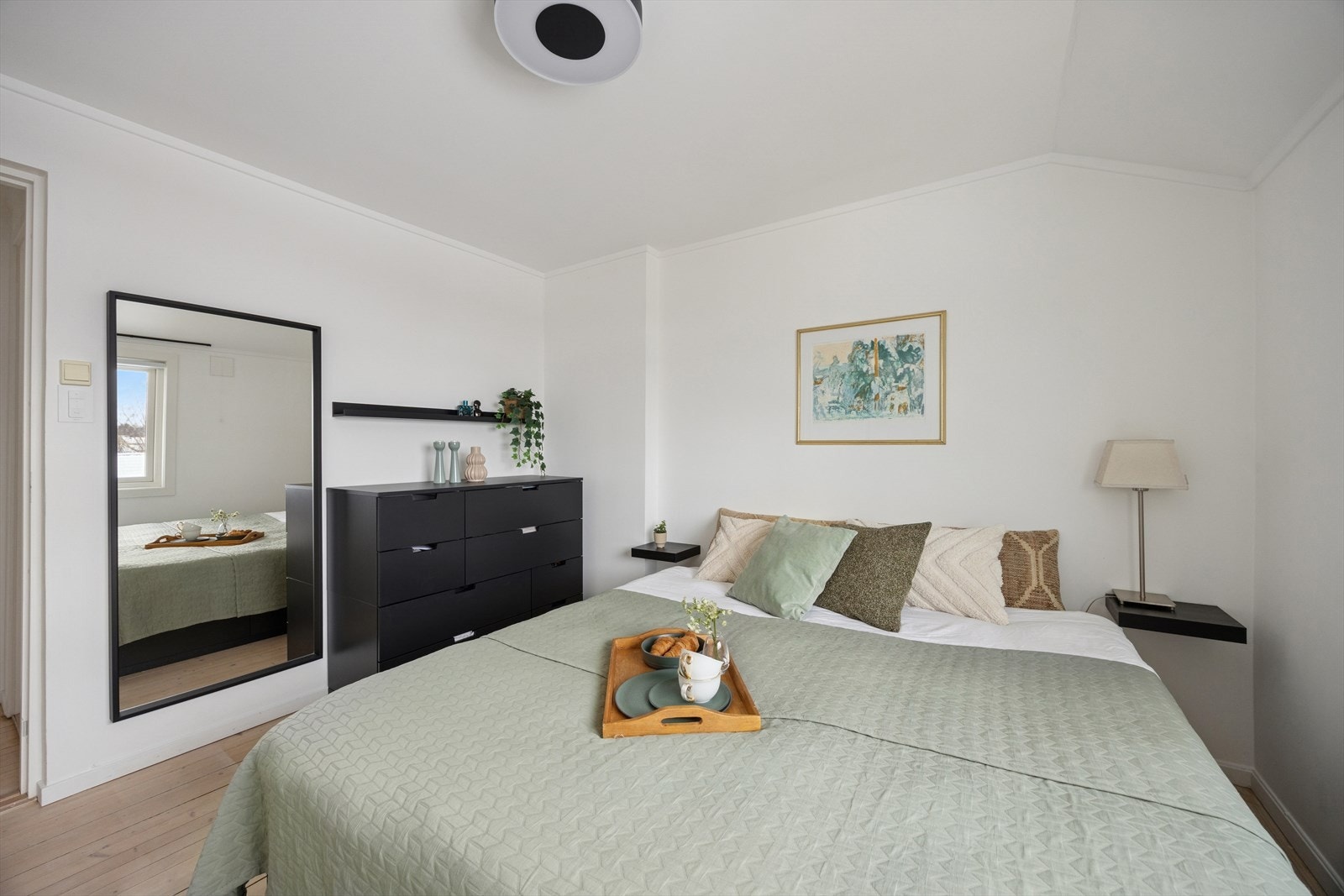 Hovedsoverommet er romslig og har plass til dobbeltseng og garderobeløsninger. Galleribilde