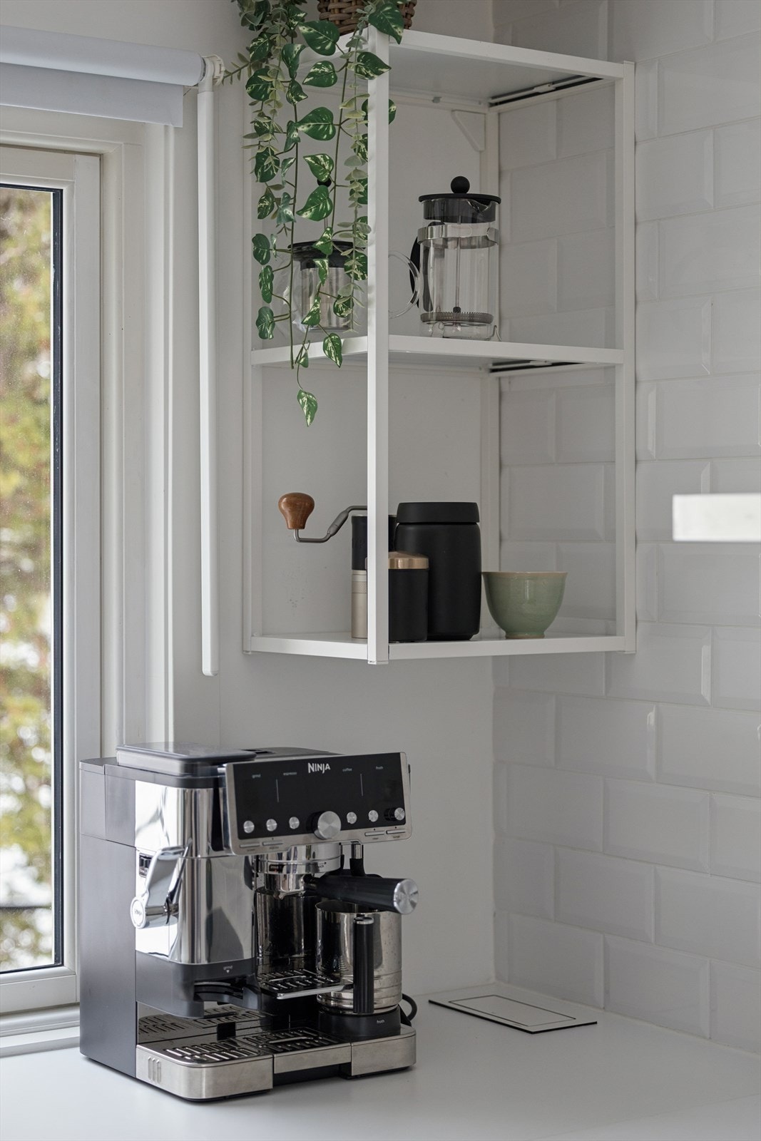 Over benkeplaten er det fliser, og det er installert komfyrvakt. Galleribilde