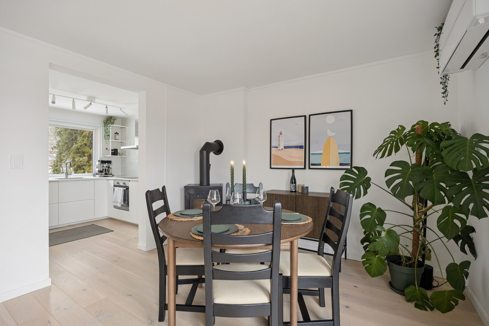 Stue og kjøkken har en åpen løsning og godt med vindusflater som gir en god romfølelse. Galleribilde