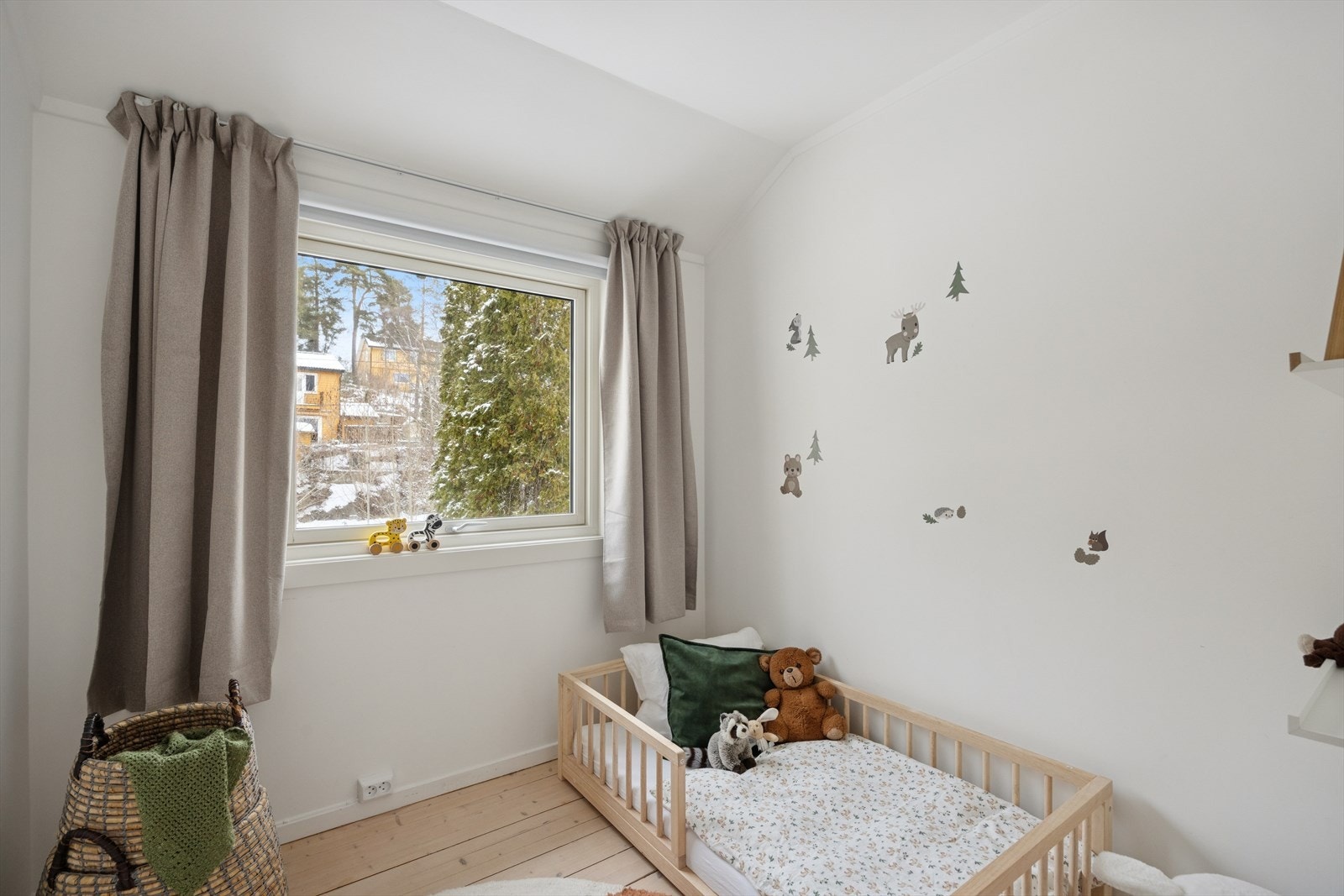 Det er totalt tre soverom, hvor alle er plassert i andre etasje. Galleribilde