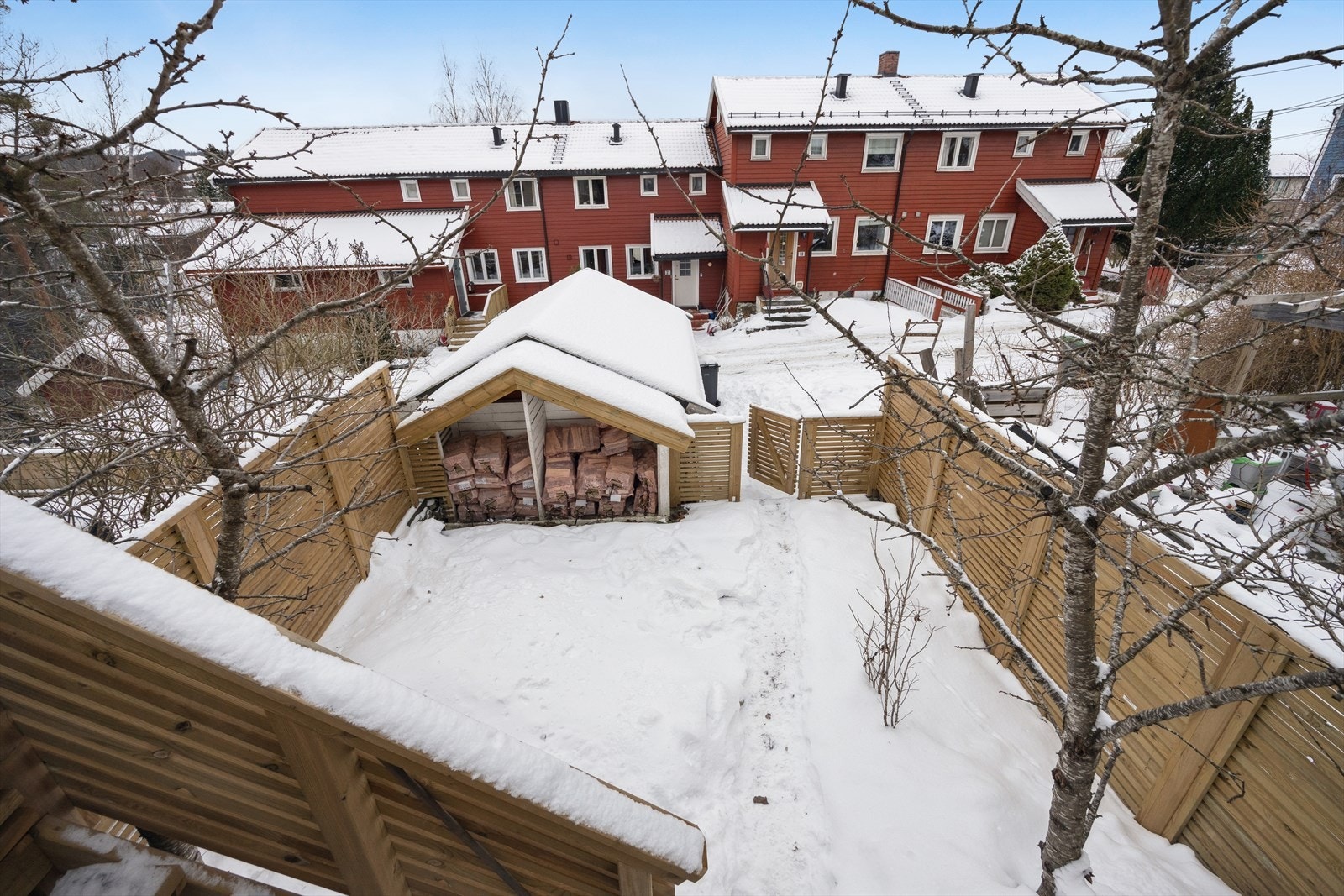 Usjenert og barnevennlig hage. Galleribilde