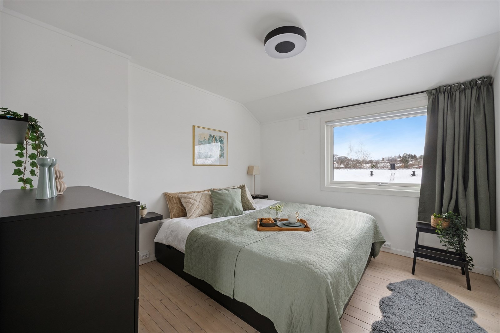 Vinduer fra 2012 sørger for godt med naturlig lys til soverommene. Hyggelig utsyn fra soverommet. Galleribilde