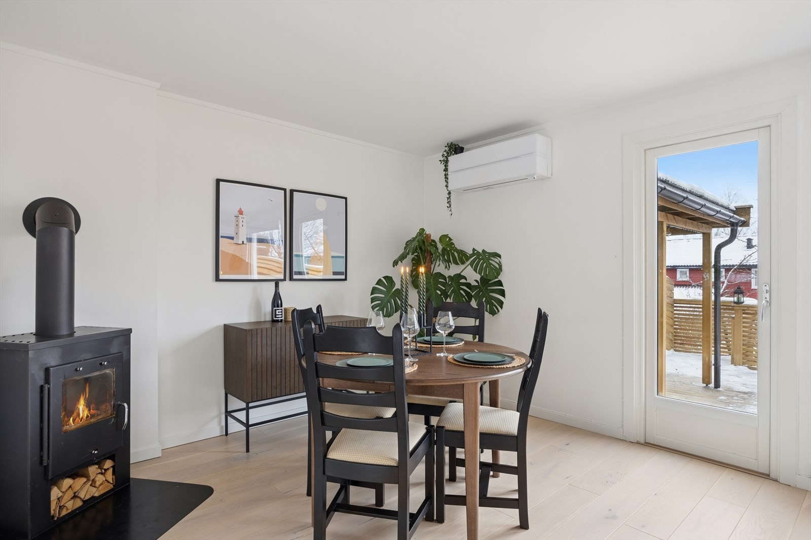 Fra stuen kommer du ut på den store, solrike terrassen. Galleribilde