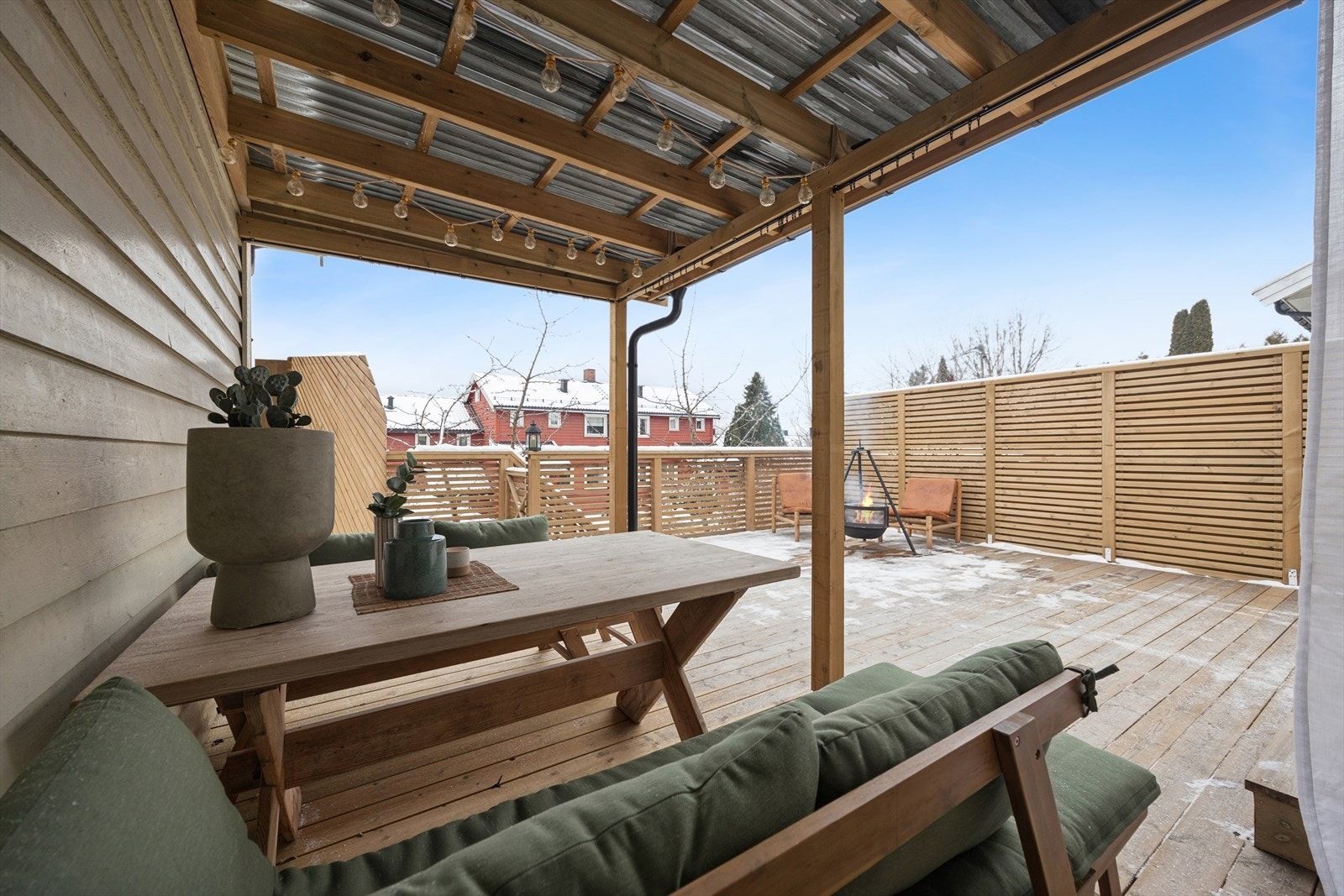 Den overbygde delen av terrassen gir en lun uteplass som kan benyttes store deler av året. Galleribilde