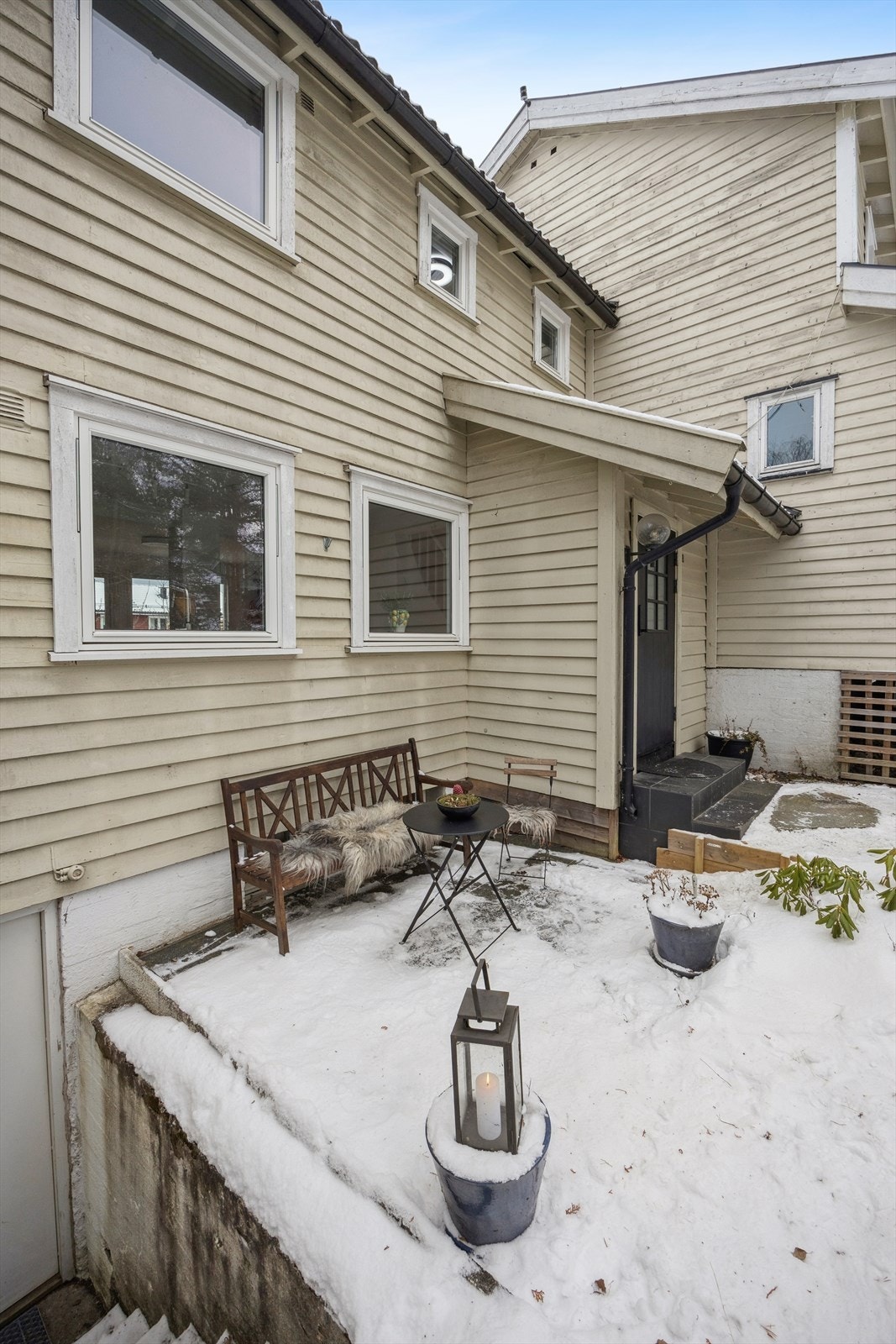 Boligen har en sentral og attraktiv beliggenhet i et veletablert småhusområde på Nesoddtangen. Galleribilde