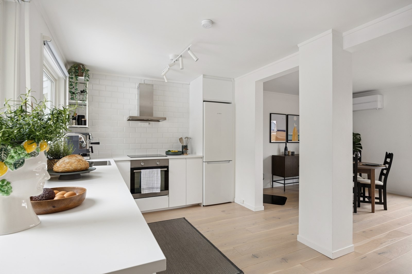 Stilrent kjøkken fra 2023 med moderne innredning med glatte fronter og integrerte hvitevarer. Galleribilde