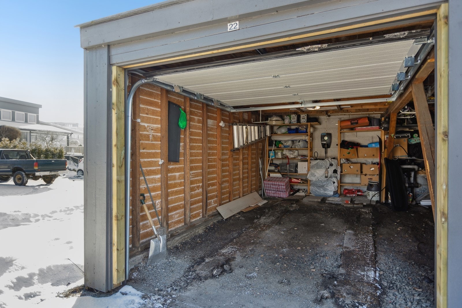 Det medfølger en garasjeplass i rekke med ny elektrisk port og elbillader installert i 2024. Galleribilde