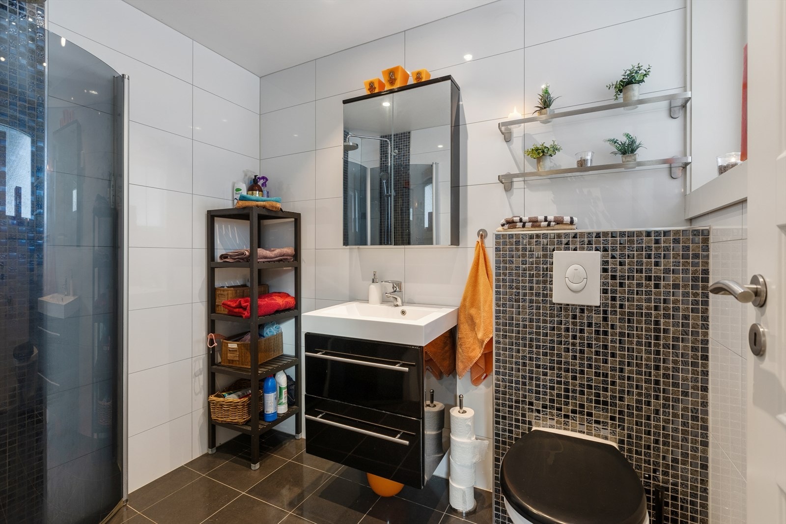 Badet i første etasje ble totalrenovert i 2014 og har flislagt gulv med varmekabler. Galleribilde