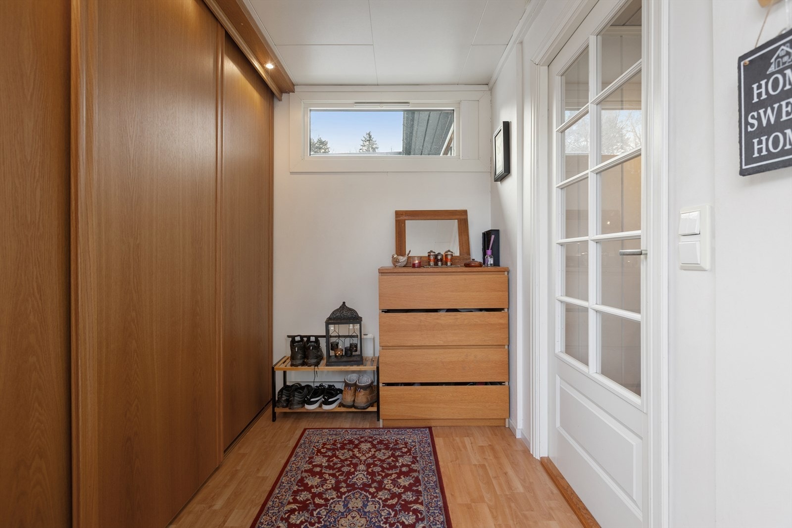 Entréen har god plass til oppbevaring av yttertøy og sko. Galleribilde