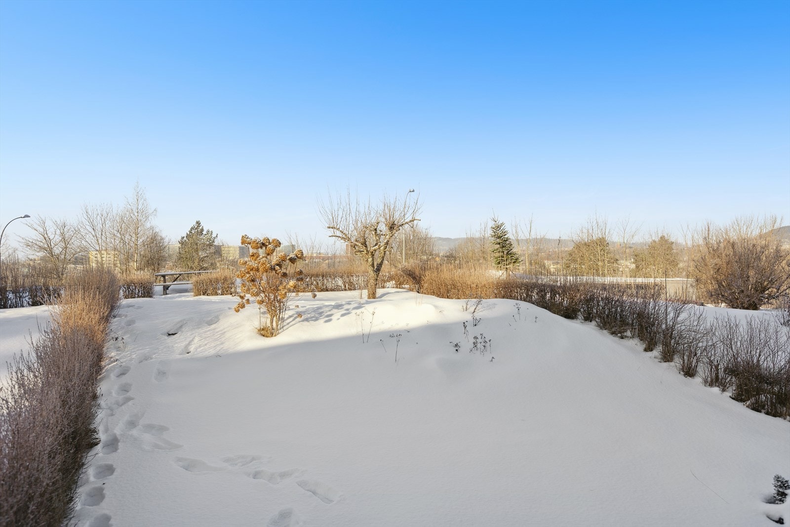 Ved inngangspartiet er det en romslig terrasse på ca. 34 m² og en utvendig sportsbod. Galleribilde
