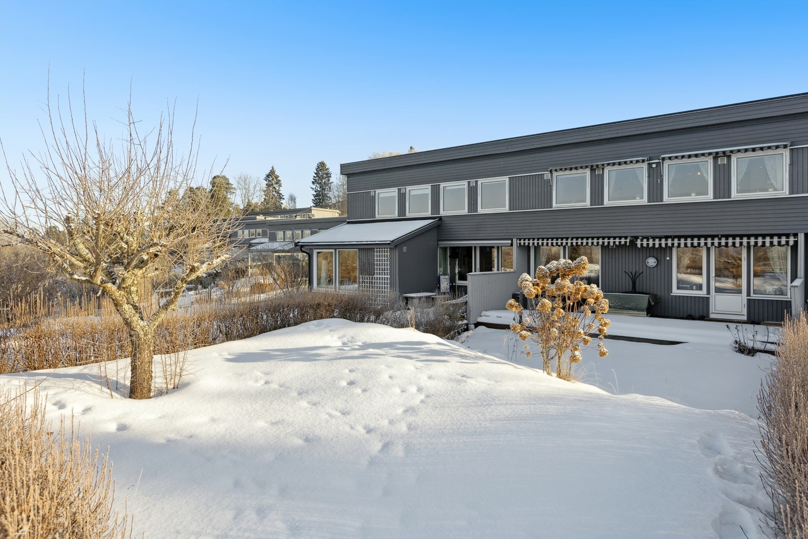 DNB Eiendom v/Veronica Melsnes tlf. 98663048 ønsker deg velkommen til Simon Darres Vei 23! Et innholdsrikt rekkehus i et populært og fredelig bomiljø med store, grønne fellesområder. Galleribilde