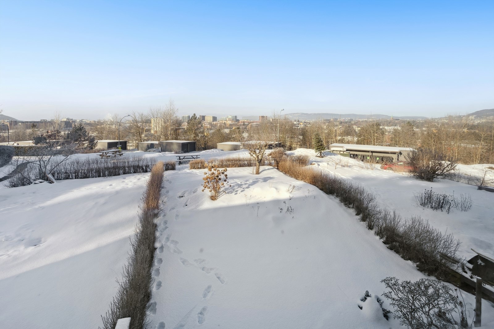 Fra eiendommen er det kort vei til Østmarka med flotte tur- og rekreasjonsmuligheter hele året. Galleribilde