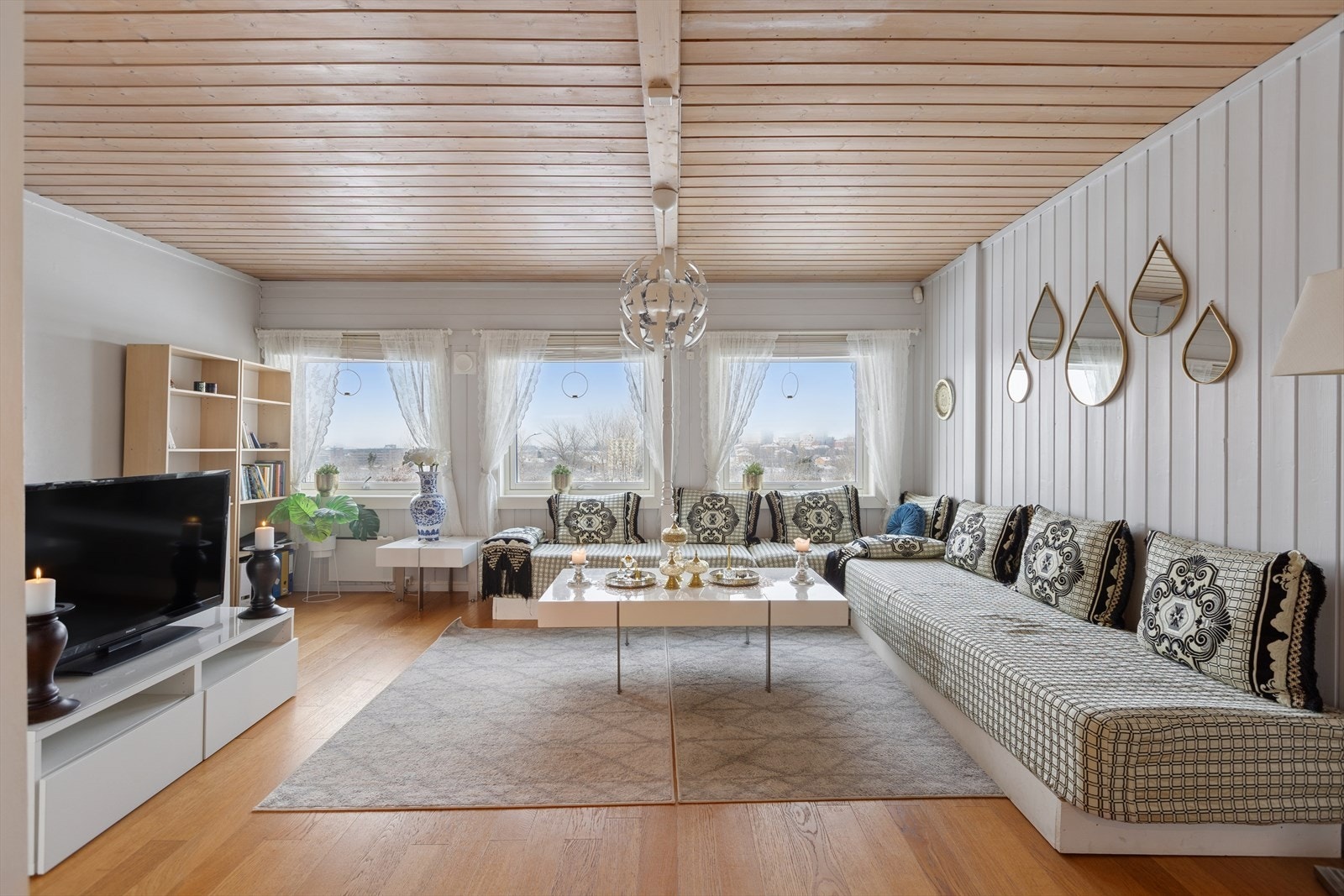 Stuen er et sentralt samlingspunkt i boligens hovedetasje. Galleribilde