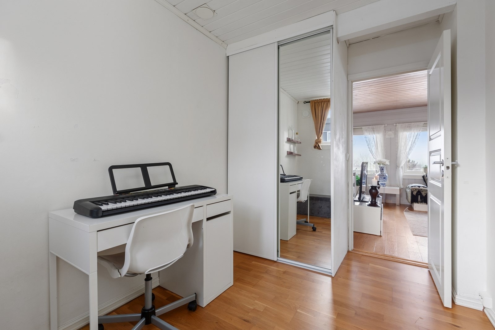 Rommet har også en praktisk garderobeløsning. Galleribilde