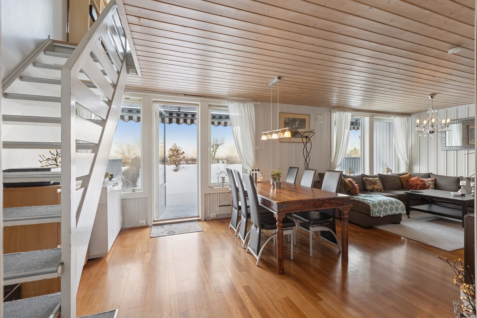 Tretrappen med teppe i trinnene leder ned til underetasjen. Galleribilde