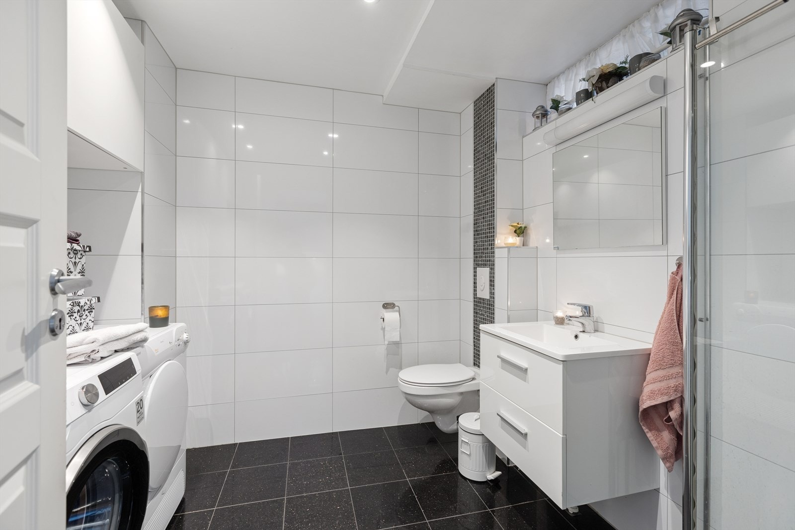 Her er det også opplegg for vaskemaskin, og en varmtvannsbereder på 300 liter fra 2021. Galleribilde