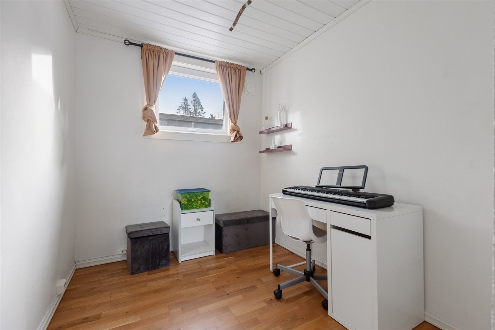 Dette rommet, som tidligere var kjøkken, egner seg godt som barnerom eller kontor. Galleribilde