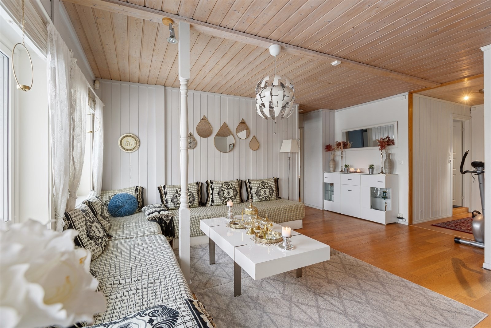 Stuen har store glassflater som slipper inn rikelig med dagslys og bidrar til en behagelig romfølelse. Galleribilde