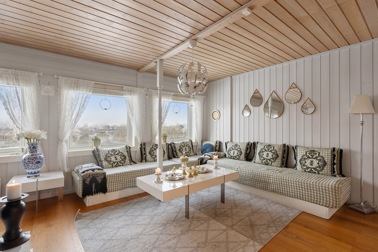 En romslig og lys stue med god plass til sofagruppe. Galleribilde