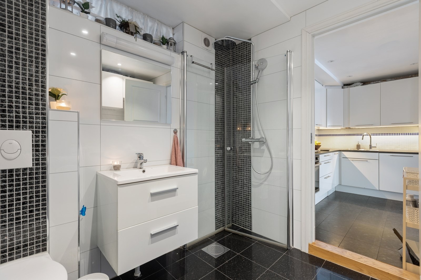 Badet i underetasjen ble også totalrenovert i 2014, med dusjhjørne og veggmontert toalett. Galleribilde