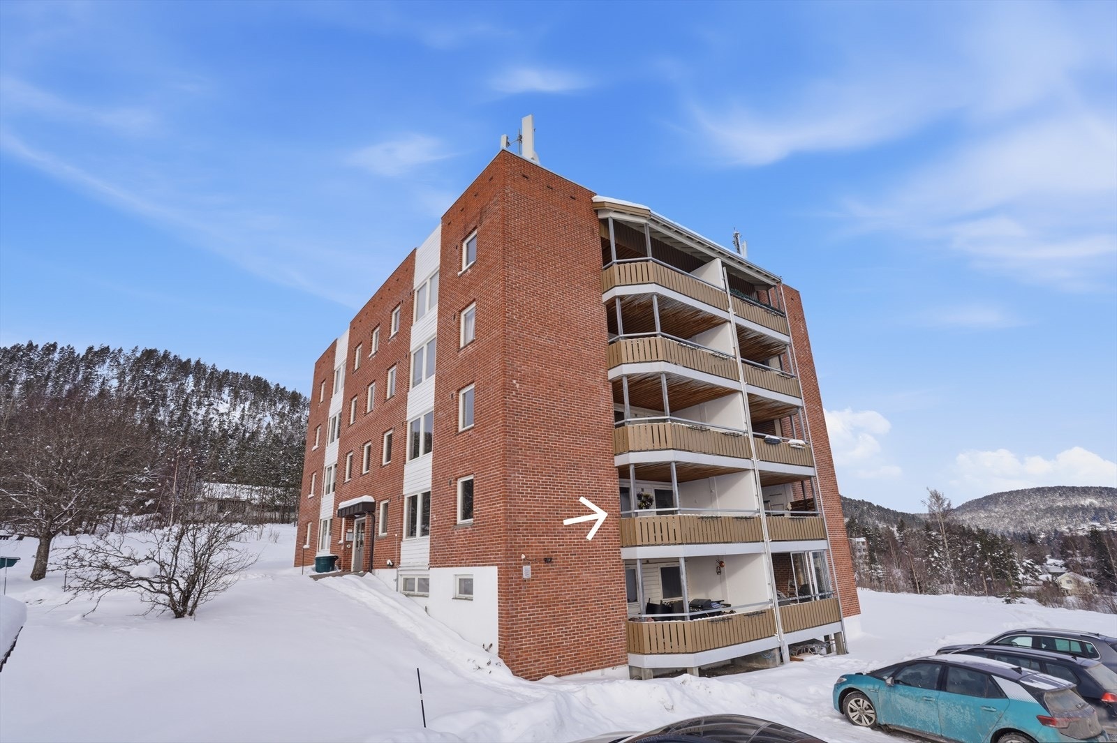 Leiligheten ligger med enkel adkomst i 1. etasje med balkong godt over bakkeplan Galleribilde