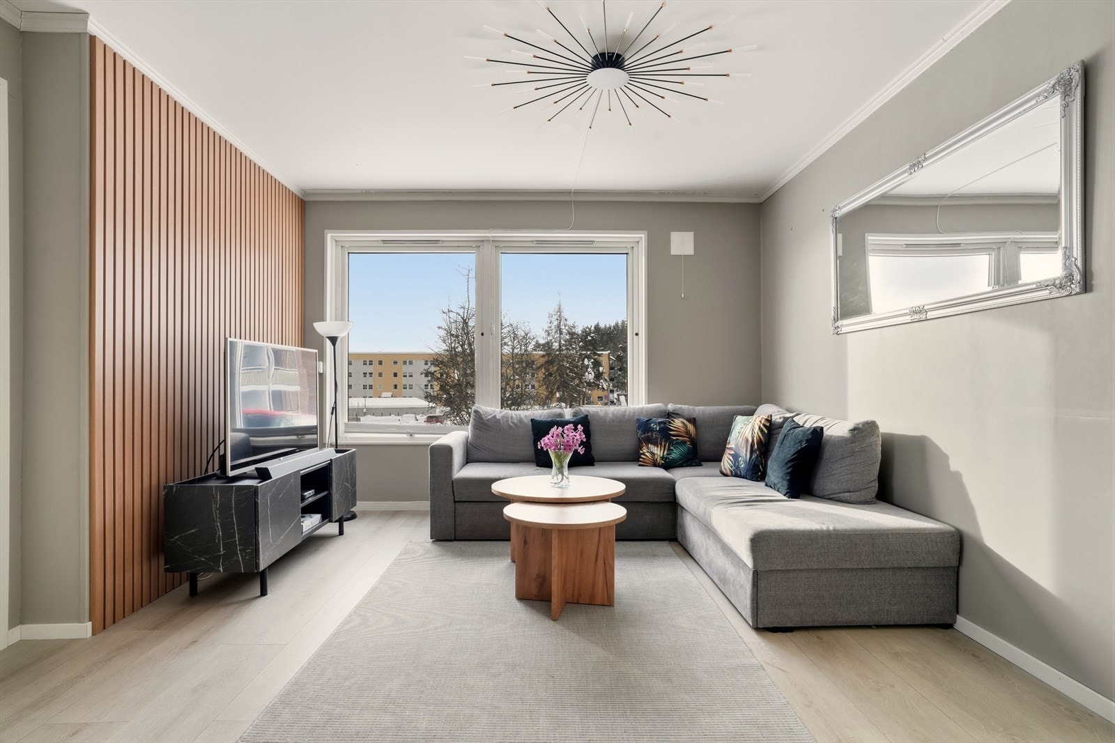 Med lyse og oppgraderte overflater får leiligheten et moderne utrykk Galleribilde