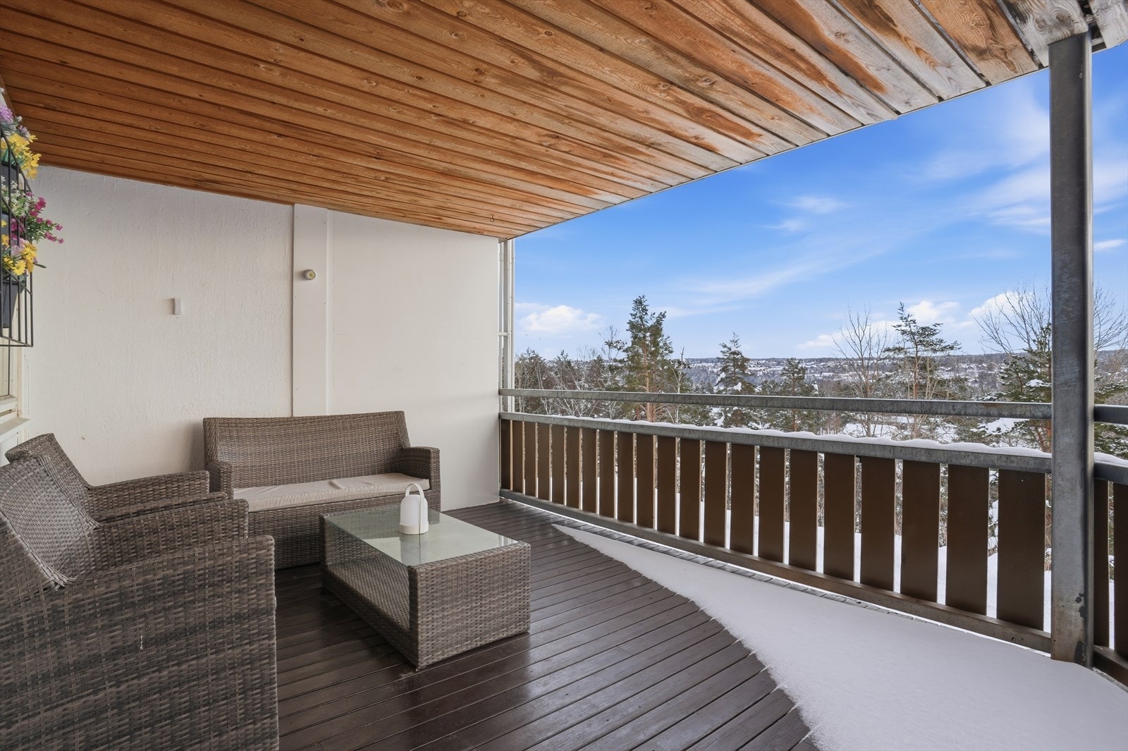 Fra stue/kjøkken er det videre adkomst til en romslig takoverbygget balkong Galleribilde