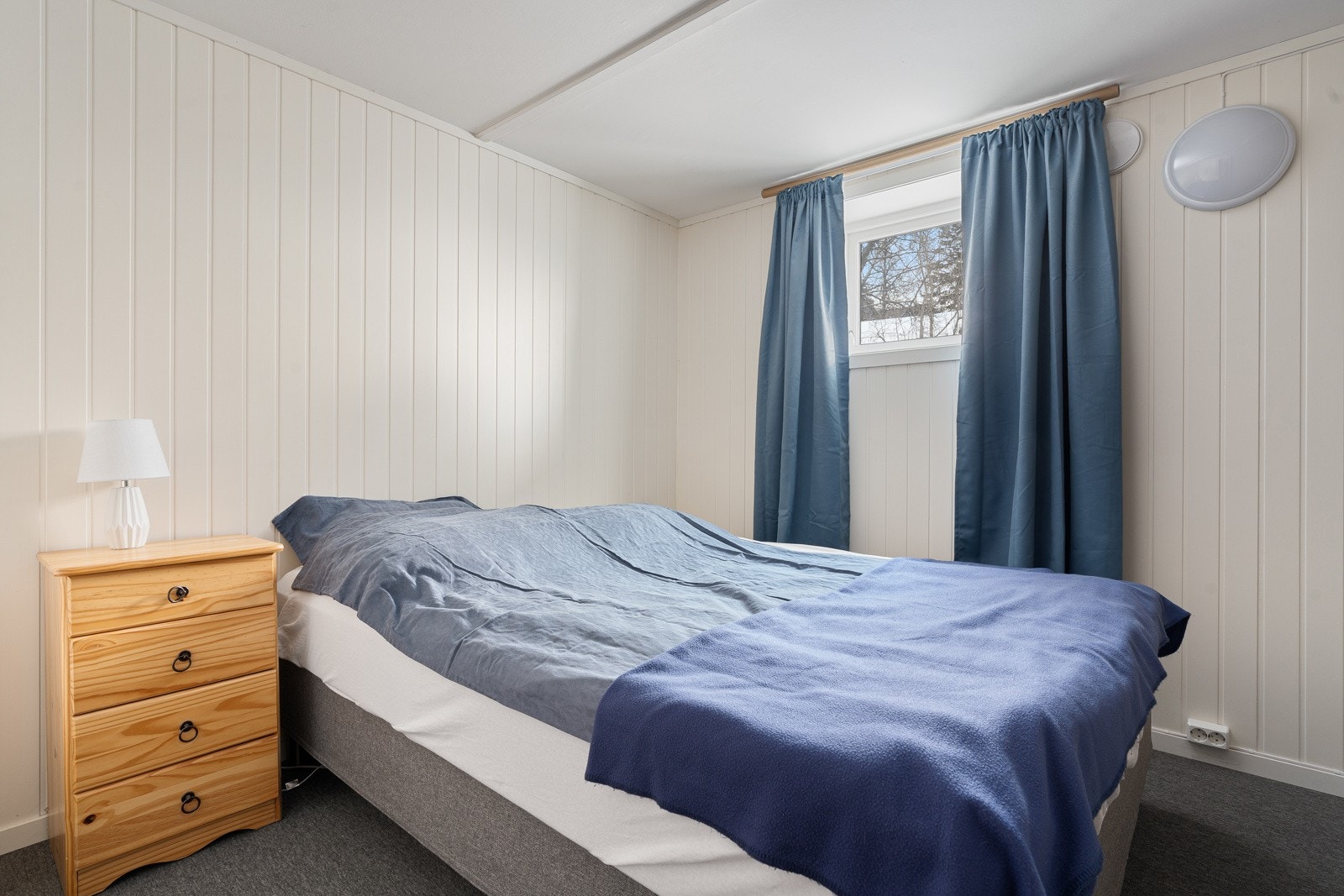 Soverom i sokkeletasje