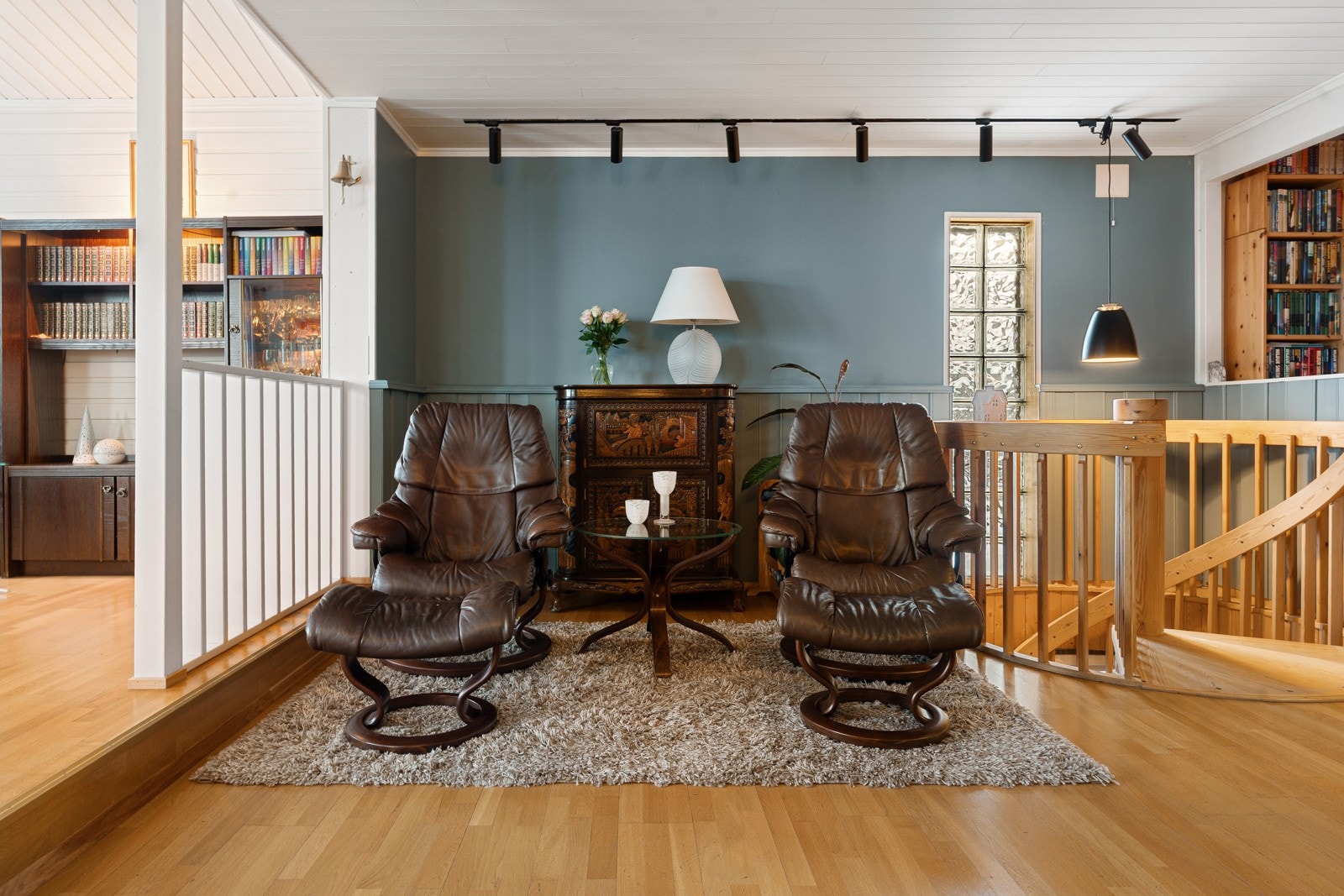 Perfekt for både sofa og komfortable lenestoler - et hyggelig sted å slappe av.