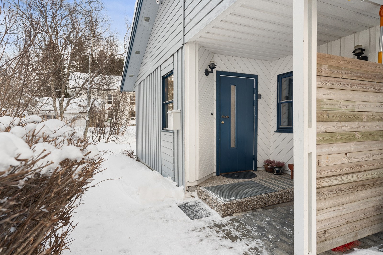 Takoverbygd inngangsparti med romslig terrasse og lett tilgang til hage. Det er også inngang til sokkeletasje