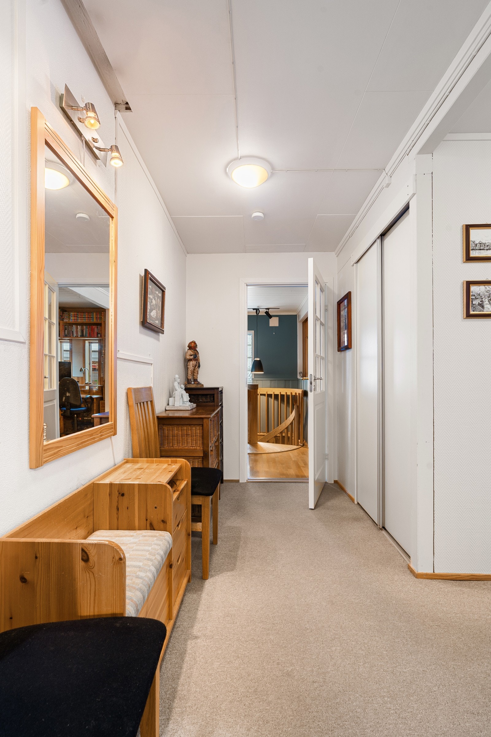 Romslig gang i første plan med plass til kommode eller skoskap