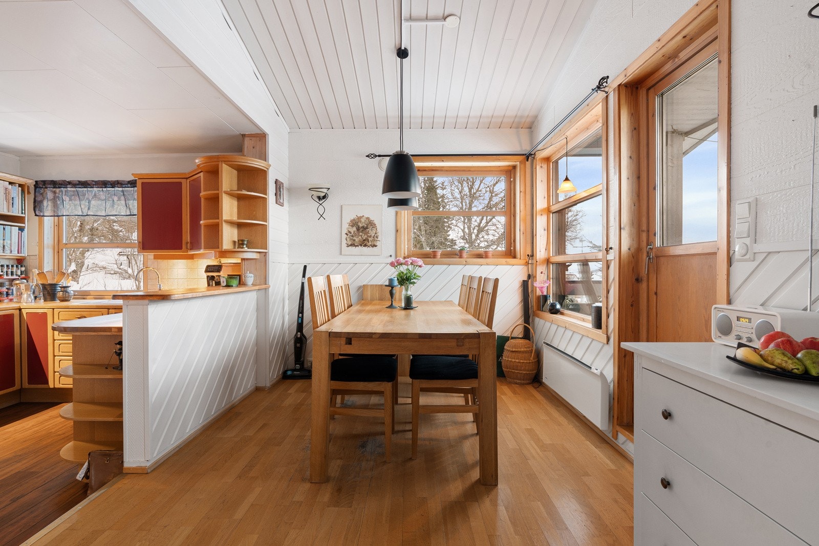 Spiseplassen har sin naturlige plass ved kjøkkenet.