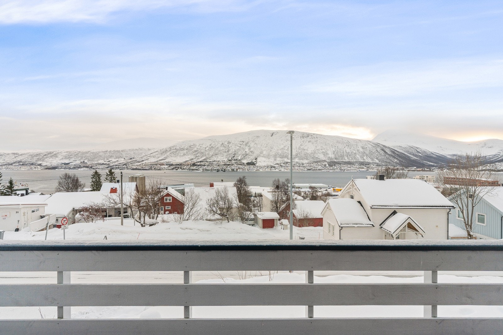 Nyt soloppgangen over fjellene fra balkongen - fantastiske uteområder og flott utsikt mot øst og fastlandet