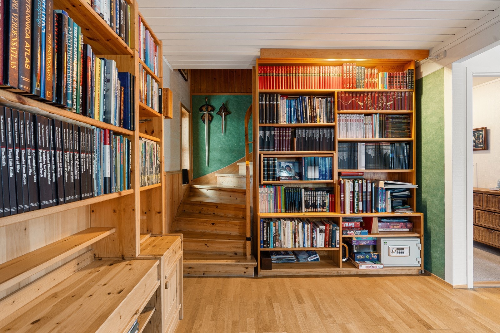 Innvendig trapp som leder opp til andre etasje