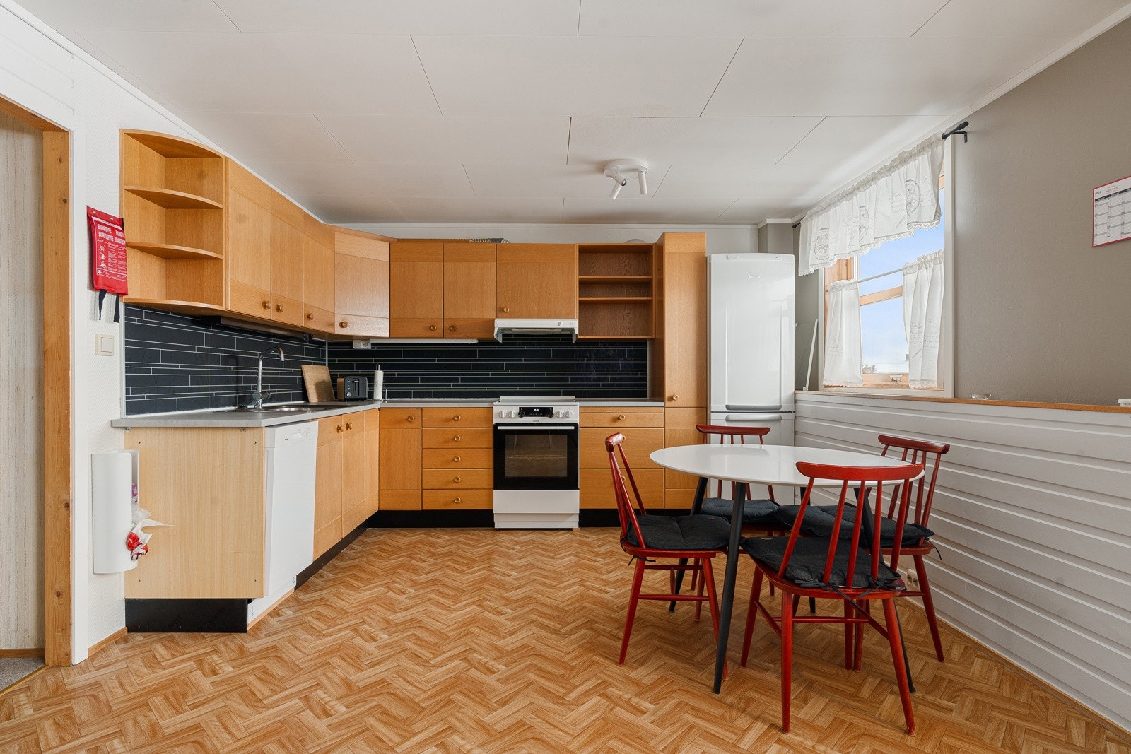 Kjøkken i sokkeletasje med rikelig med skap- og benkeplass.