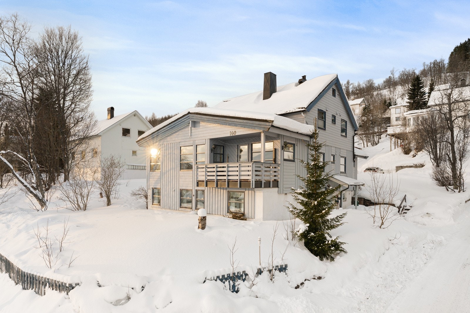 Boligen har en fin planløsning over tre plan. Sokkel med egen inngang (leies ut som en del av egen bolig)