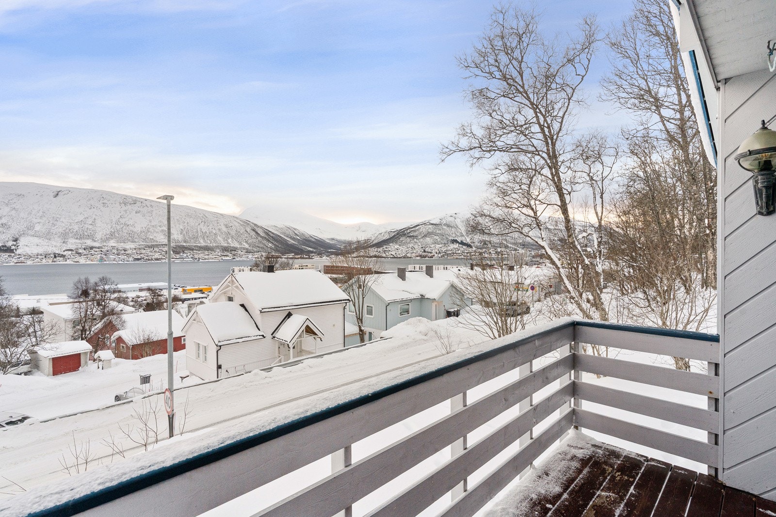 Eiendommen ligger høyt og har utsikt mot Fjellheisen og fastlandet! Flott hage med plen og prydbusker